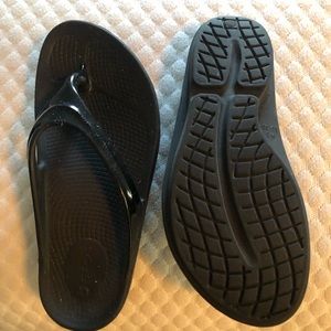 OOFOS flip flop black womens size 6 NWOT